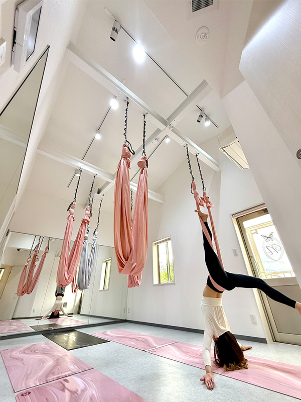 エアリアルヨガ(ハンモックヨガ)で ”心と身体をゆるめる”時間を